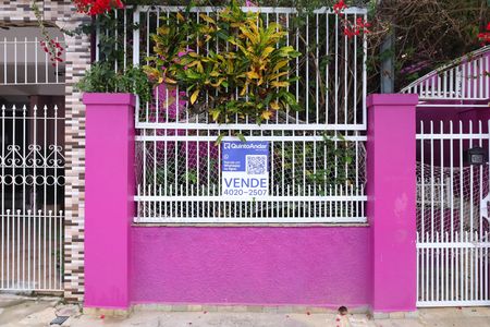 Casa à venda com 208m², 2 quartos e 5 vagasPlaca grande instalada no portão do imóvel, em 10.06.26,com código WYNY-778