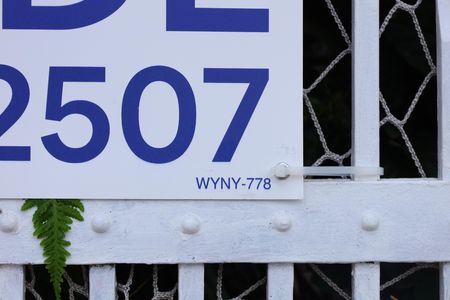 Casa à venda com 208m², 2 quartos e 5 vagasPlaca grande instalada no portão do imóvel, em 10.06.26,com código WYNY-778