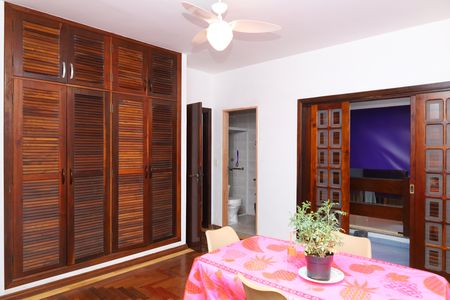 Casa à venda com 208m², 2 quartos e 5 vagasSuíte 2