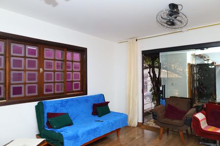Casa à venda com 208m², 2 quartos e 5 vagasSala