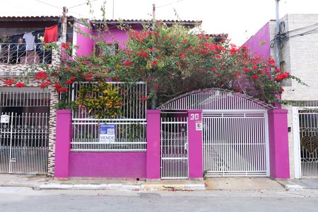 Casa à venda com 208m², 2 quartos e 5 vagasPlaca grande instalada no portão do imóvel, em 10.06.26,com código WYNY-778