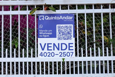 Casa à venda com 208m², 2 quartos e 5 vagasPlaca grande instalada no portão do imóvel, em 10.06.26,com código WYNY-778