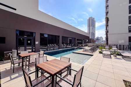 Apartamento à venda com 175m², 3 quartos e 2 vagas Apartamento à venda com 175m², 3 quartos e 2 vagasÁrea comum - Piscina