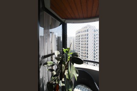 Apartamento à venda com 108m², 2 quartos e 2 vagas Apartamento à venda com 108m², 2 quartos e 2 vagasVaranda