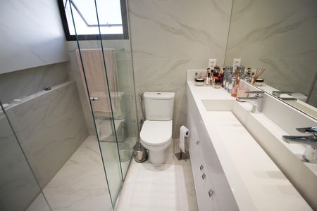Apartamento à venda com 108m², 2 quartos e 2 vagas Apartamento à venda com 108m², 2 quartos e 2 vagasBanheiro da Suíte 1