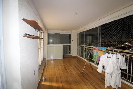 Apartamento à venda com 136m², 3 quartos e 3 vagas Apartamento à venda com 136m², 3 quartos e 3 vagasVaranda