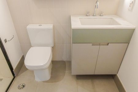 Banheiro de apartamento para alugar com 1 quarto, 55m² em Pinheiros, São Paulo
