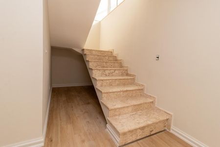 Casa de condomínio à venda com 110m², 3 quartos e 2 vagas Casa de condomínio à venda com 110m², 3 quartos e 2 vagasEscada
