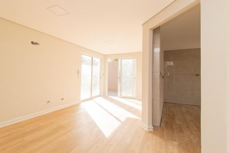 Sala de casa de condomínio à venda com 3 quartos, 110m² em Campo Comprido, Curitiba
