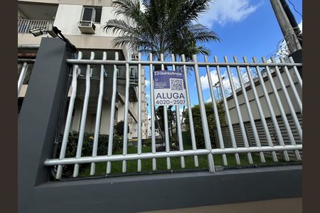 Fachada + placa de apartamento para alugar com 2 quartos, 61m² em Praça Seca, Rio de Janeiro