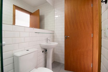 Banheiro de casa para alugar com 1 quarto, 45m² em Novo Mundo, Curitiba