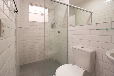 Banheiro de casa para alugar com 1 quarto, 45m² em Novo Mundo, Curitiba