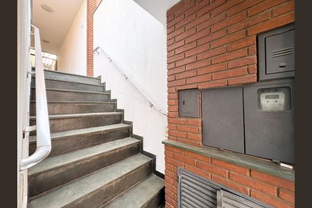Casa à venda com 181m², 3 quartos e 2 vagasEscada de entrada 