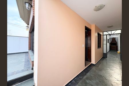 Casa à venda com 181m², 3 quartos e 2 vagasCorredor de entrada 