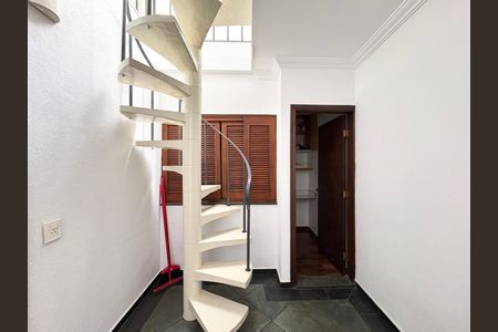 Casa à venda com 181m², 3 quartos e 2 vagasEscada externa 