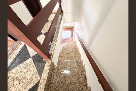 Casa à venda com 181m², 3 quartos e 2 vagasEscada