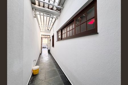 Casa à venda com 181m², 3 quartos e 2 vagasCorredor externo
