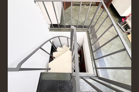 Casa à venda com 181m², 3 quartos e 2 vagasEscada externa 