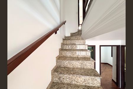 Casa à venda com 181m², 3 quartos e 2 vagasEscada