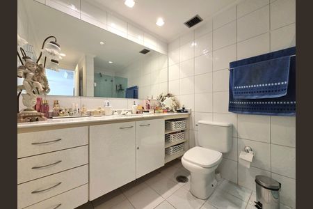 Banheiro de kitnet/studio para alugar com 1 quarto, 70m² em Vila Nova Conceição, São Paulo