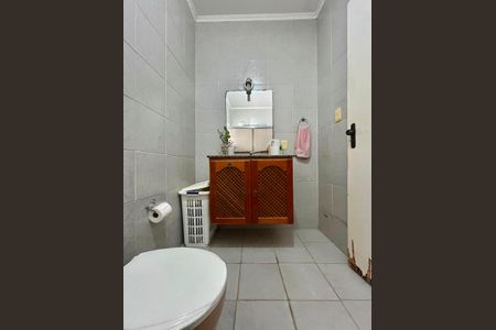 Casa à venda com 217m², 4 quartos e 5 vagas Casa à venda com 217m², 4 quartos e 5 vagasBanheiro