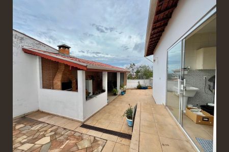 Casa à venda com 217m², 4 quartos e 5 vagas Casa à venda com 217m², 4 quartos e 5 vagasQuintal