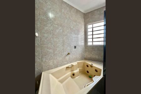 Casa à venda com 217m², 4 quartos e 5 vagas Casa à venda com 217m², 4 quartos e 5 vagasBanheiro da Suíte
