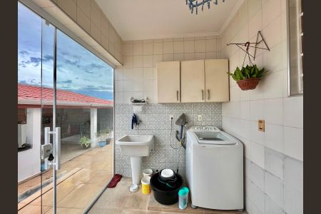 Casa à venda com 217m², 4 quartos e 5 vagas Casa à venda com 217m², 4 quartos e 5 vagasÁrea de Serviço