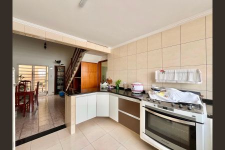 Casa à venda com 217m², 4 quartos e 5 vagas Casa à venda com 217m², 4 quartos e 5 vagasCozinha
