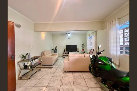 Casa à venda com 217m², 4 quartos e 5 vagas Casa à venda com 217m², 4 quartos e 5 vagasSala