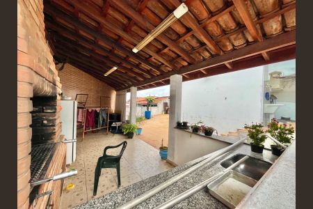 Casa à venda com 217m², 4 quartos e 5 vagas Casa à venda com 217m², 4 quartos e 5 vagasQuintal