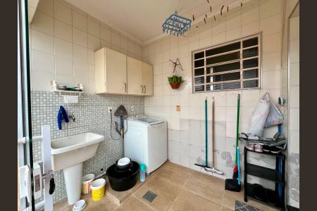 Casa à venda com 217m², 4 quartos e 5 vagas Casa à venda com 217m², 4 quartos e 5 vagasÁrea de Serviço