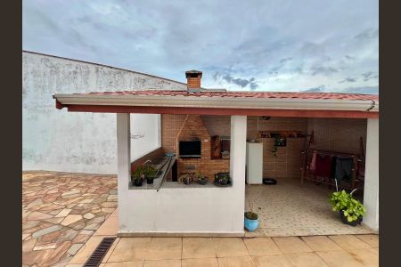 Casa à venda com 217m², 4 quartos e 5 vagas Casa à venda com 217m², 4 quartos e 5 vagasQuintal