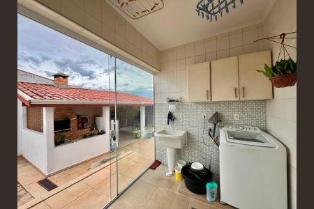 Casa à venda com 217m², 4 quartos e 5 vagas Casa à venda com 217m², 4 quartos e 5 vagasÁrea de Serviço