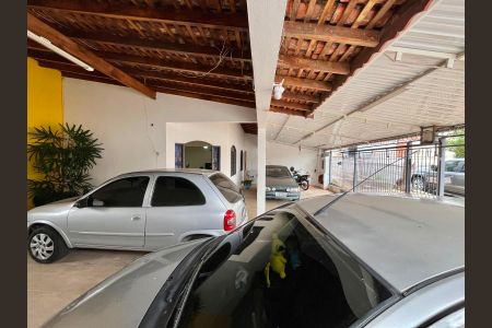 Casa à venda com 217m², 4 quartos e 5 vagas Casa à venda com 217m², 4 quartos e 5 vagasGaragem