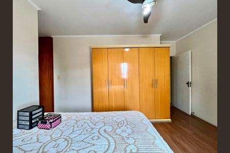 Casa à venda com 217m², 4 quartos e 5 vagas Casa à venda com 217m², 4 quartos e 5 vagasSuíte
