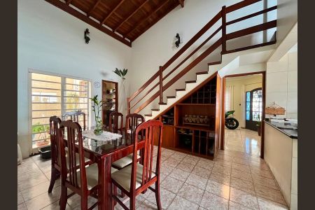 Casa à venda com 217m², 4 quartos e 5 vagas Casa à venda com 217m², 4 quartos e 5 vagasSala de Jantar