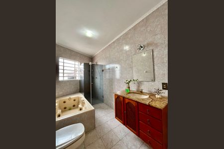 Casa à venda com 217m², 4 quartos e 5 vagas Casa à venda com 217m², 4 quartos e 5 vagasBanheiro da Suíte