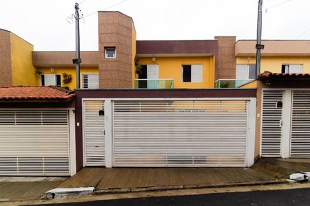 Casa à venda com 82m², 3 quartos e 2 vagas Casa à venda com 82m², 3 quartos e 2 vagasFachada