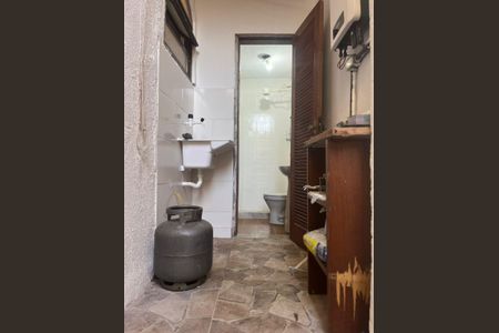 Banheiro de kitnet/studio para alugar com 1 quarto, 44m² em Rio do Ouro, São Gonçalo