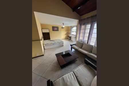 Sala de kitnet/studio para alugar com 1 quarto, 44m² em Rio do Ouro, São Gonçalo