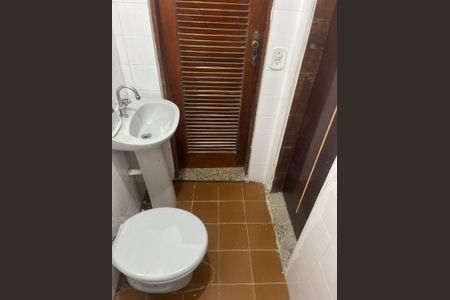 Banheiro de kitnet/studio para alugar com 1 quarto, 44m² em Rio do Ouro, São Gonçalo