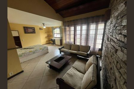 Sala de kitnet/studio para alugar com 1 quarto, 44m² em Rio do Ouro, São Gonçalo