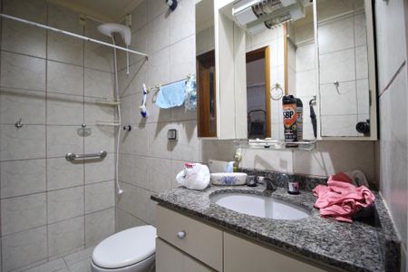 Banheiro de apartamento para alugar com 1 quarto, 27m² em Independência, Porto Alegre