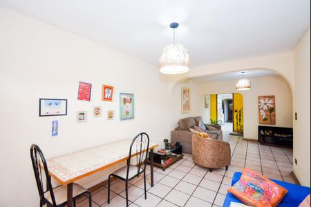 Casa à venda com 194m², 3 quartos e 2 vagasSala
