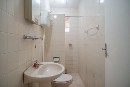 Banheiro de casa de condomínio para alugar com 2 quartos, 200m² em Santa Paula, Maricá