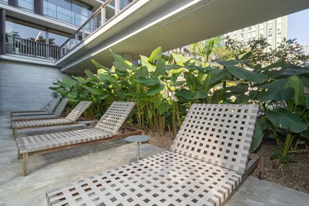 Apartamento à venda com 204m², 3 quartos e 3 vagas Apartamento à venda com 204m², 3 quartos e 3 vagasÁrea comum - Piscina