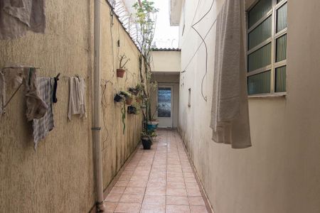 Casa à venda com 125m², 4 quartos e 2 vagas Casa à venda com 125m², 4 quartos e 2 vagasCorredor externo