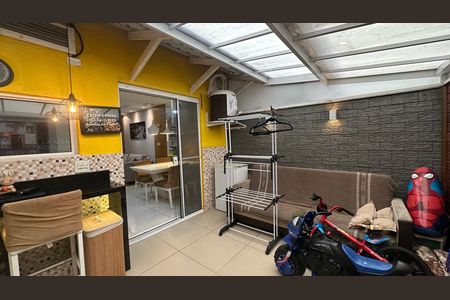 Casa de condomínio à venda com 85m², 3 quartos e 2 vagasQuintal