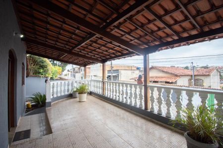 Casa à venda com 360m², 3 quartos e 4 vagas Casa à venda com 360m², 3 quartos e 4 vagasVaranda